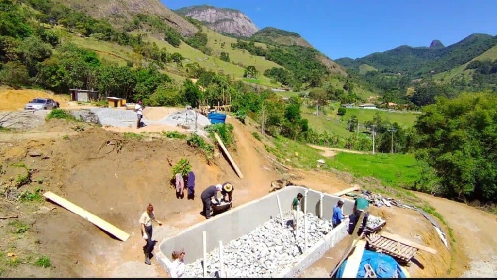 grupo de pessoas trabalhando na construção de uma bacia